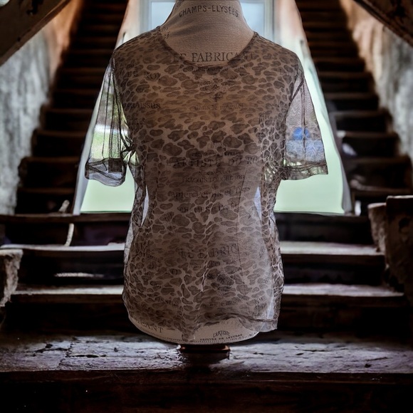 🐆Sheer leopard print shirt. TRENDING leopard print and SHEER 🐆 Great condition - Picture 3 of 14